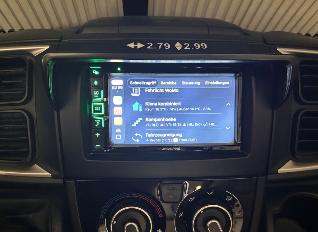 Elektronische Wohnmobil-Wasserwaage mit Höhenausgleich auf dem Navi-Display
