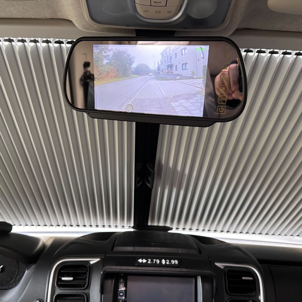 Spiegeldisplay mit Bild der Heckkamera in meinem Wohnmobil